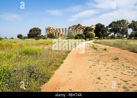 Vista laterale del tempio di Hera Tempio (E) a Selinunte il parco archeologico di Castelvetrano, Sicilia, Italia Foto Stock