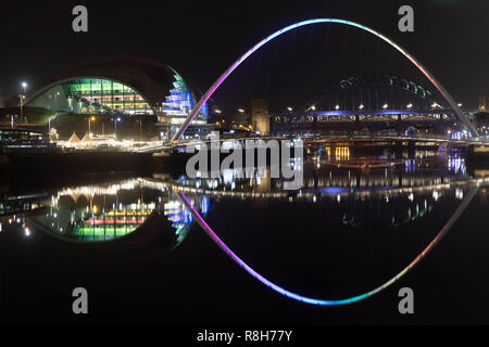 Il Fiume Tyne di notte con il Gateshead Millennium Bridge, salvia e in lontananza gli altri ponti sul fiume Foto Stock