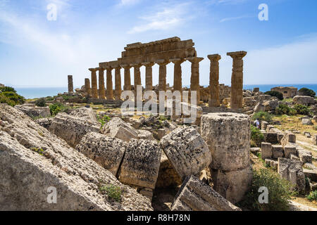 Rovine greche nella parte anteriore del Tempio c dedicato ad Apollo a Selinunte il parco archeologico di Castelvetrano, provincia di Trapani, Sicilia, Italia Foto Stock