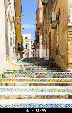 Colorate piastrelle di ceramica decorare una scala a Sciacca città vecchia, Sicilia, Italia Foto Stock