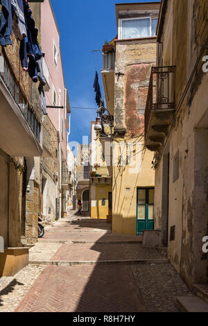 Coloratissima strada in salita a Sciacca centro storico, Sicilia, Italia Foto Stock