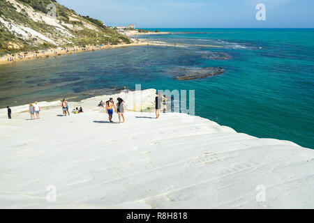 Bellissimo paesaggio da Scala dei Turchi (Scala dei Turchi). Realmonte, in provincia di Agrigento, Sicilia, Italia, Maggio 2018 Foto Stock