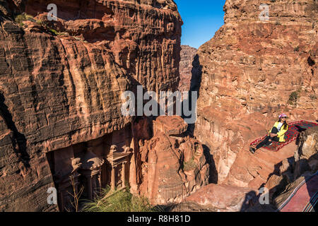 Das Schatzhaus des Pharao Khazne al-Firaun von oben gesehen, Petra, Jordanien, Asien | il tesoro Al Khazneh visto dal di sopra, Petra, Giordania, Foto Stock