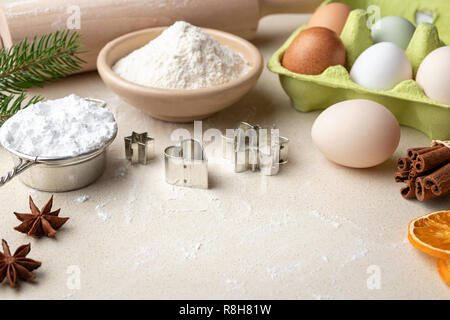 Ingredienti per il Natale di cottura su un sfondo beige con spazio di copia Foto Stock