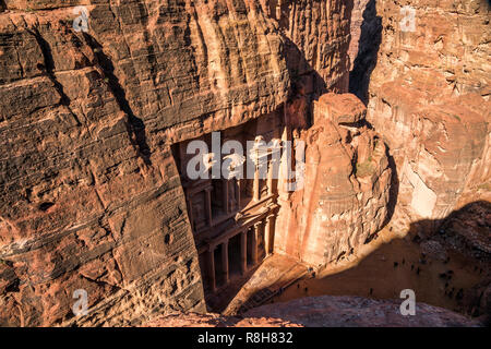 Das Schatzhaus des Pharao Khazne al-Firaun von oben gesehen, Petra, Jordanien, Asien | il tesoro Al Khazneh visto dal di sopra, Petra, Giordania, Foto Stock