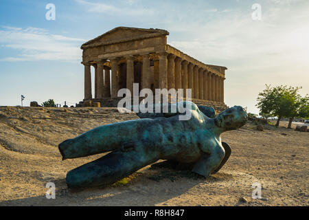 Icarus statua in bronzo nei pressi del Tempio della Concordia nella Valle dei Templi (Valle dei Templi, Agrigento, Sicilia, Italia Foto Stock