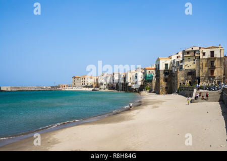 Una bellissima spiaggia di sabbia vicino a Cefalù città vecchia, provincia di Palermo, Sicilia, Italia Foto Stock