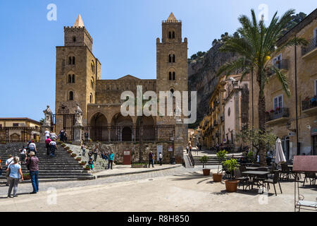 Il Duomo di Cefalù è uno dei più importanti palazzi eretti in epoca normanna in stile architettonico parte del Patrimonio Mondiale dell Unesco, Sicilia, Italia Foto Stock