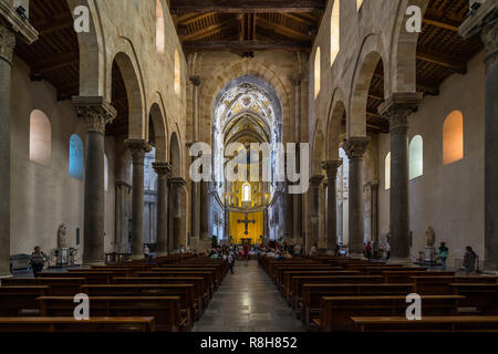 Gli interni della cattedrale di Cefalù (Duomo di Cefalù), il Sito Patrimonio Mondiale dell'UNESCO. Cefalù, provincia di Palermo, Sicilia, Italia, Maggio 2018 Foto Stock