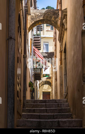 Scalinata in una tipica stretta in Cefalù centro storico, provincia di Palermo, Sicilia, Italia Foto Stock