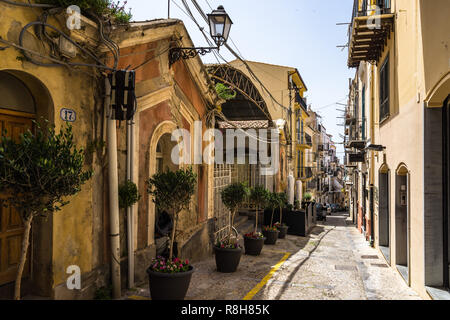 Pittoresca stradina in Cefalù, provincia di Palermo, Sicilia, Italia Foto Stock