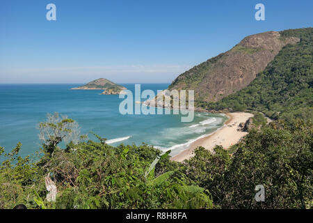 Vista aerea di una spiaggia tropicale deserta Foto Stock