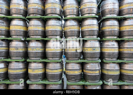 Righe di fusti di birra a Tennent Caledonian Breweries Wellpark Brewery in Glasgow, Scotland, Regno Unito Foto Stock