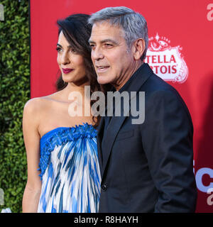 WESTWOOD, Los Angeles, CA, Stati Uniti d'America - 22 ottobre: attrice Amal Clooney (Amal Alamuddin) e il marito/attore George Clooney arriva a Los Angeles prima di Paramount Pictures' 'Suburbicon" tenutasi presso il Regency Village Theatre il 22 ottobre 2017 a Westwood, Los Angeles, California, Stati Uniti. (Foto di Xavier COLLIN/Image Press Agency) Foto Stock