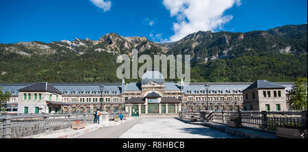 Panorama della parte anteriore del principalmente in disuso stazione ferroviaria internazionale a Canfranc, Spagna Foto Stock
