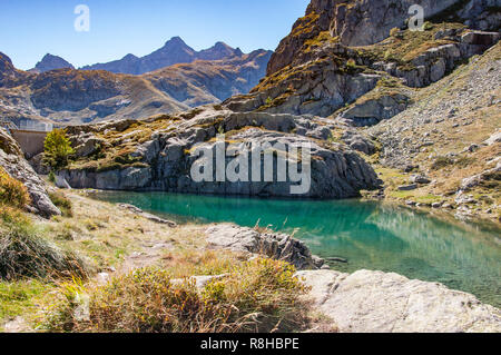 Guardando verso il Lac d'Artouste nei Pirenei francesi dopo la salita da Le Petit Train Station. Foto Stock