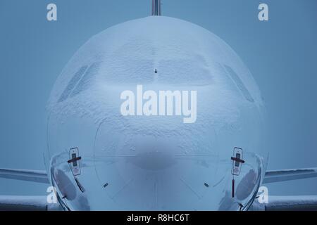 Inverno mattina all aeroporto. Aeroplano coperte da neve in attesa per sbrinamento. Foto Stock