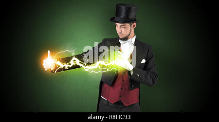 Mago scintillante super potere tra le sue due mani Foto Stock