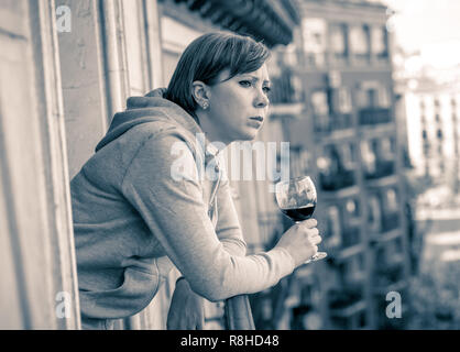 Giovani belle premuto lonely donna premuto sofferenza dolore stress e ansia sensazione bere disperata guardando fuori strada sul balcone a casa Foto Stock