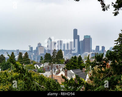 Skyline di Seattle dal quartiere residenziale su nuvoloso giorno Foto Stock
