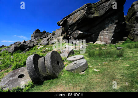 Macine e formazioni rocciose, Stanage Edge, Derbyshire County; Parco Nazionale di Peak District; Inghilterra; Regno Unito Foto Stock