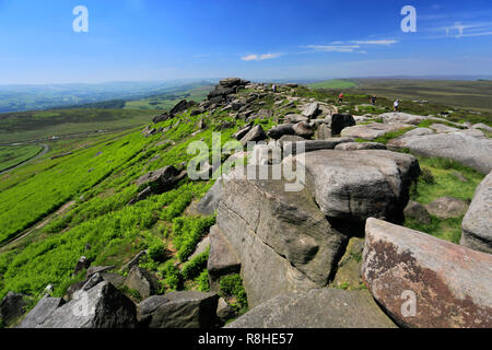 Macine e formazioni rocciose, Stanage Edge, Derbyshire County; Parco Nazionale di Peak District; Inghilterra; Regno Unito Foto Stock