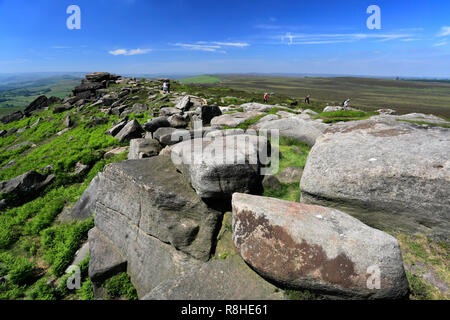 Macine e formazioni rocciose, Stanage Edge, Derbyshire County; Parco Nazionale di Peak District; Inghilterra; Regno Unito Foto Stock