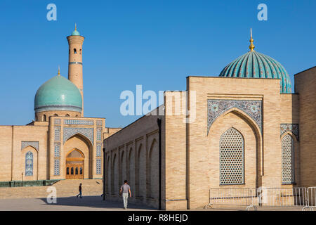 A sinistra Hazroti Imom Moschea del Venerdì e a destra Moyie Mubarek Museo della Biblioteca, Tashkent, Uzbekistan Foto Stock