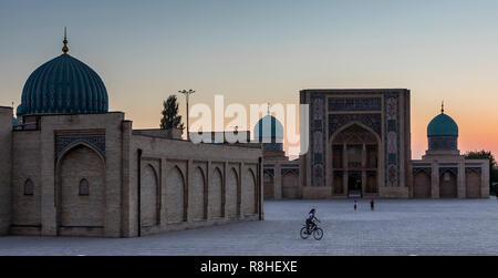 A destra Barak Khan Madrasa. A sinistra Moyie Mubarek Museo della Biblioteca, Tashkent, Uzbekistan Foto Stock