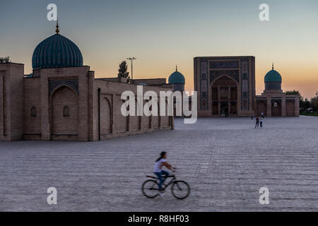 A destra Barak Khan Madrasa. A sinistra Moyie Mubarek Museo della Biblioteca, Tashkent, Uzbekistan Foto Stock