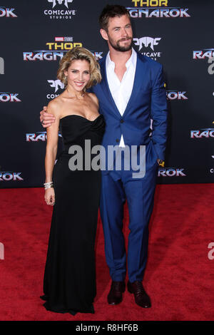 HOLLYWOOD, Los Angeles, CA, Stati Uniti d'America - 10 ottobre: attrice Elsa Pataky (indossando Victoria Beckham) e il marito Chris Hemsworth (indossando Hugo Boss) arrivano a Los Angeles prima di Disney e meraviglia che "Thor: Ragnarok" tenutasi presso l'El Capitan theater su ottobre 10, 2017 a Hollywood e Los Angeles, California, Stati Uniti. (Foto di Xavier COLLIN/Image Press Agency) Foto Stock