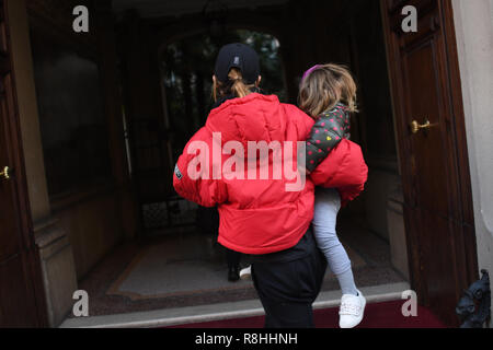 Milano, Italia. Xiv Dic, 2018. Milano, Italia. Il 15 dicembre 2018. Elisabetta Canalis arriva a Milano con sua figlia Skyler Eva. Nella foto: Elisabetta Canalis, Skyler Eva 14, 12, 2018 Milano Italia Credit: Indipendente Agenzia fotografica/Alamy Live News Foto Stock