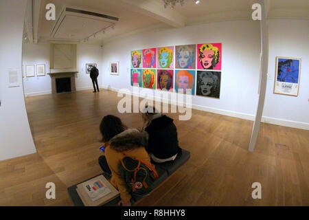 Edimburgo, Scozia, Regno Unito, 14 dicembre. Andy Warhol exhibition frequentato da turisti di Edimburgo per il nuovo anno e le celebrazioni del Natale a Scottish National Gallery of Modern Art Moderne due. Credito traghetto Gerard/Alamy Live News Foto Stock