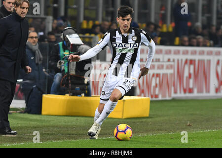 Milano, Italia. Il 15 dicembre 2018. Foto di Claudio Grassi/LaPresse 15 dicembre 2018 Milano (MI) Italia sport calcio Inter vs Udinese - Campionato di calcio di Serie A TIM 2018/2019 - stadio Giuseppe Meazza. Nella foto: Ignacio Pussetto (#23 Udinese) Milano (MI) Italia sport soccer FC Internazionale Milano vs Udinese Calcio Italiano - Campionato di calcio Campionato di Serie A TIM 2018/2019 - Giuseppe Meazza. Nel pic: Ignacio Pussetto (#23 Udinese) Credito: LaPresse/Alamy Live News Credito: LaPresse/Alamy Live News Foto Stock