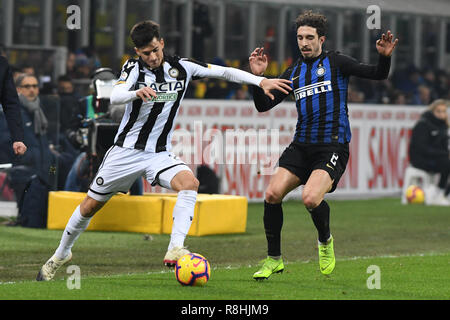 Milano, Italia. Il 15 dicembre 2018. Foto di Claudio Grassi/LaPresse 15 dicembre 2018 Milano (MI) Italia sport calcio Inter vs Udinese - Campionato di calcio di Serie A TIM 2018/2019 - stadio Giuseppe Meazza. Nella foto: Ignacio Pussetto (#23 Udinese) vs Sime Vrsaljko (#2) Inter Milano (MI) Italia sport soccer FC Internazionale Milano vs Udinese Calcio Italiano - Campionato di calcio Campionato di Serie A TIM 2018/2019 - Giuseppe Meazza. Nel pic: Credito: LaPresse/Alamy Live News Credito: LaPresse/Alamy Live News Foto Stock