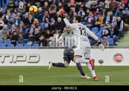 Getafe, Madrid, Spagna. 15 Dic, 2018. Getafe CF del David di Soria e Real Sociedad di Juan Miguel Jimenez sono visto in azione durante la Liga partita di calcio tra Getafe CF e Real Sociedad al Coliseum Alfonso Perez a Getafe, Spagna. Credito: Legan P. macis/SOPA Immagini/ZUMA filo/Alamy Live News Foto Stock