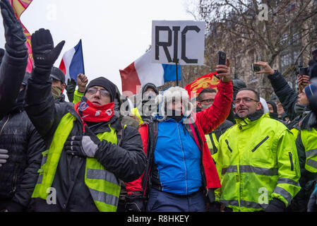 Parigi, Francia. Il 15 dicembre 2018. I manifestanti chant a forze di polizia con le mani alzate. Giubbotto giallo (Gilet Jaune) protesta sui Campi Elisi, Parigi, dicembre 15, 2018. Credito: Julien Garnier/Alamy Live News Foto Stock