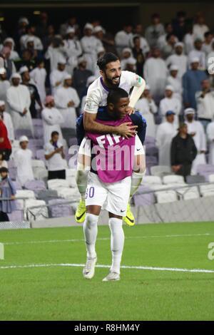 Al Ain, Emirati Arabi Uniti. 15 Dic, 2018. Al Ain è Bandar Al-Ahbabi e Mohammed Khalfan celebrare la loro vittoria dopo il fischio finale del Club FIFA World Cup Quarti di finale di partita di calcio tra la Tunisia è ES Tunisi e UAE Al Ain FC a Hazza Bin Zayed Stadium. Credito: Mohamed Flis/dpa/Alamy Live News Foto Stock