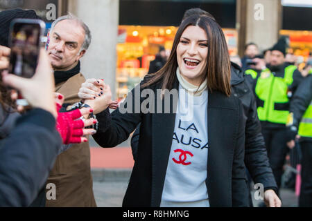 Milano, Italia. Il 15 dicembre 2018. Il cantante italiano/cantautore LAURA PAUSINI persorm live presso Mondadori Store e incontra i fan per presentare il nuovo album 'fatti sentire" e il prossimo Tour italiano con Biagio Antonacci. Credito: Rodolfo Sassano/Alamy Live News Foto Stock