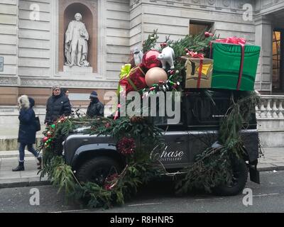 Londra, Regno Unito. 15 dic 2018. Londra si prepara al Natale da decorare auto, negozi e strade di Londra, UK Credit: Nastia M/Alamy Live News Foto Stock