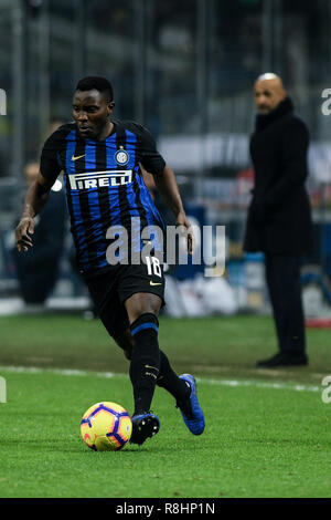 Milano, Italia. 15 dic 2018. Defender Kwadwo Asamoah (Inter) controlla la sfera come Team manager Luciano Spalletti (Inter) guarda su durante la serie di una partita di calcio, Inter Milan vs Udinese Calcio a allo Stadio Meazza San Siro di Milano, in Italia il 15 dicembre 2018 Credit: Piero Cruciatti/Alamy Live News Foto Stock