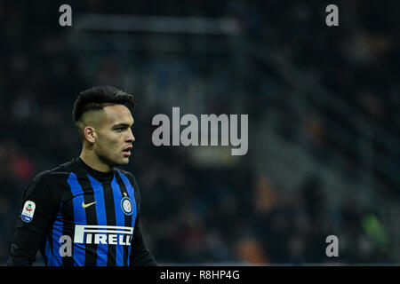 Milano, Italia. 15 dic 2018. Avanti Lautaro Martínez (Inter) guarda su durante la serie di una partita di calcio, Inter Milan vs Udinese Calcio a allo Stadio Meazza San Siro di Milano, in Italia il 15 dicembre 2018 Credit: Piero Cruciatti/Alamy Live News Foto Stock