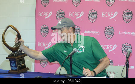 Orlando, Florida, Stati Uniti d'America. 15 Dic, 2018. Tulane head coach Willie Fritz con il recipiente di indurimento trofeo durante l'indurimento AutoNation ciotola post-gioco conferenza stampa al Camping World Stadium in Orlando, Florida. Kyle Okita/CSM/Alamy Live News Foto Stock