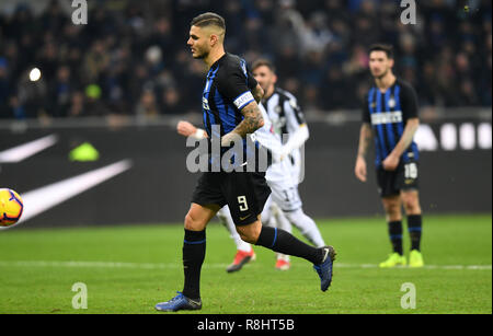 Milano, Italia. 15 Dic, 2018. Inter Mauro Icardi segna un calcio di rigore durante la serie di una partita di calcio tra Inter e Milan e Udinese in Milano, Italia, Dicembre 15, 2018. Inter Milan ha vinto 1-0. Credito: Augusto Casasoli/Xinhua/Alamy Live News Foto Stock