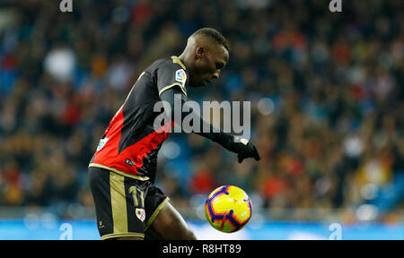 Luis Advincula (Rayo Vallecano) visto in azione durante la Liga partita di calcio tra il Real Madrid e Rayo Vallecano al Estadio Santiago Bernabéu di Madrid. ( Il punteggio finale; Real Madrid 1:0 Rayo Vallecano ) Foto Stock