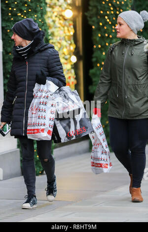 Christmas Shopper sono visti con sacchetti di Hamleys a Londra, in Oxford Street con 9 giorni di tempo per il giorno di Natale. I dettaglianti sono in attesa di un rush di acquirenti in piombo-fino a Natale. Foto Stock