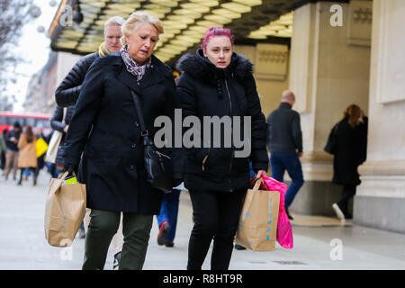 Le donne sono viste con Primark sacchi sul London Oxford Street con le borse della spesa con 9 giorni di tempo per il giorno di Natale. I dettaglianti sono in attesa di un rush di acquirenti in piombo-fino a Natale. Foto Stock