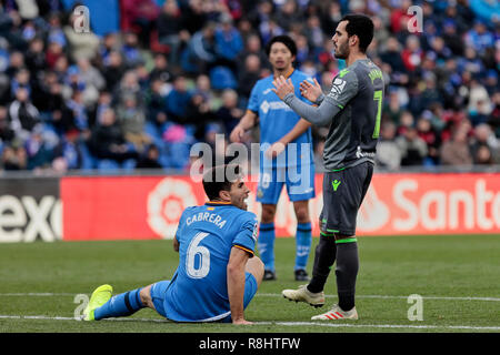 Getafe CF di Leandro Cabrera e Real Sociedad di Juan Miguel Jimenez visto reagire durante la Liga partita di calcio tra Getafe CF e Real Sociedad al Coliseum Alfonso Perez a Getafe, Spagna. ( Il punteggio finale; Getafe CF 1:0 Real Sociedad ) Foto Stock
