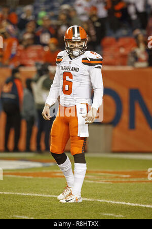 Denver, Colorado, Stati Uniti d'America. 15 Dic, 2018. Browns QB BAKER MAYFIELD guarda dal campo durante la 1a. Mezza a Broncos Stadium at Mile High sabato sera. Il Browns battere i Broncos 17-16. Credito: Hector Acevedo/ZUMA filo/Alamy Live News Foto Stock