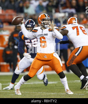 Denver, Colorado, Stati Uniti d'America. 15 Dic, 2018. Browns QB BAKER MAYFIELD si prepara a lanciare un pass durante la 2a. Mezza a Broncos Stadium at Mile High sabato sera. Il Browns battere i Broncos 17-16. Credito: Hector Acevedo/ZUMA filo/Alamy Live News Foto Stock